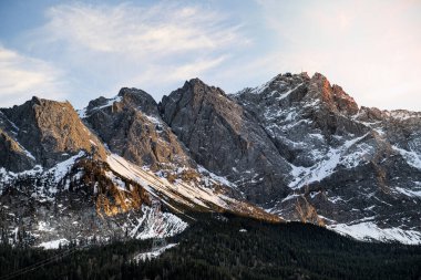 Almanya 'da Zugspitze' nin karlı dağ zirveleri gün batımında Bavyera 'da