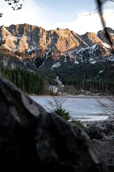 Zugefrorener Eibsee Fuße Der Zugspitze Deutschland Bei Sonnenuntergang Mit Hotel — Stockfoto