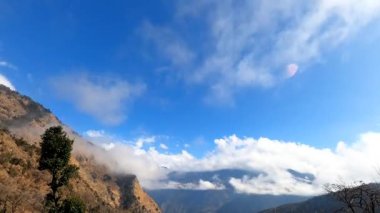 Kümülüs bulutlarının zamanı mavi gökyüzünde ilerliyor. Işık ve ağır sakin bulutların arka planı bulutlu uzayda şekil değiştirir. Doğal arkaplan, zaman aşımı, kopyalama alanı.