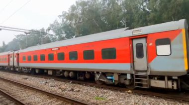 Raiwala, Uttarakhand, Hindistan - 18 Ocak 2025: Raiwala Jn tren istasyonundan kalkan ekspres tren.
