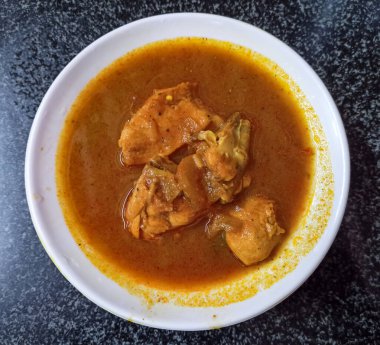 Yeşil çay ağacı tarlada taze taze tomurcuk bitkisel yeşil çay ağacı kamelya sinensis organik çiftliğinde. Taze Ağaç çay tarlalarını kapatın. Dağ yeşili doğa bitkisel bitki arka planında..