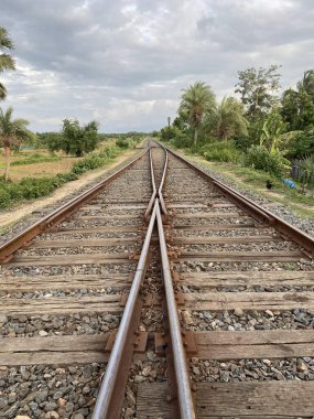 Güzel mavi gökyüzü olan tren yolu. İki demiryolu birleşiyor