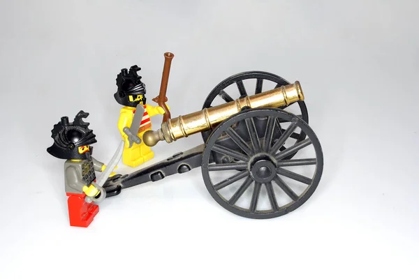 戦場の兵士と大砲 Legoのおもちゃは白い背景に隔離されています — ストック写真