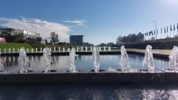 萨格勒布的一个阴天 广场上的小湖畔 一排排的水都有喷泉 — 图库视频影像