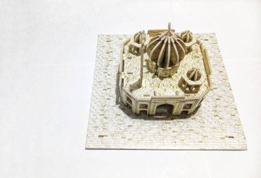 Beyaz arka planda ahşaptan yapılmış minyatür cami lambasını kapat. Bayram mübareği. Beyaz alan