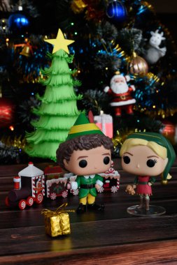 Buddy ve Jovie 'nin aile komedi filmi Elf' teki Funko Pop aksiyon figürleri. El yapımı kağıt Noel ağacı, küçük ahşap tren, süsler, hediye kutusu..