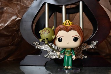 Popüler animasyon filmi Shrek 'ten Prenses Fiona' nın Funko Pop oyuncağı. Sütunları, kahverengi gölgelikleri, mermer zemini, yansımaları olan muhteşem bir saray..