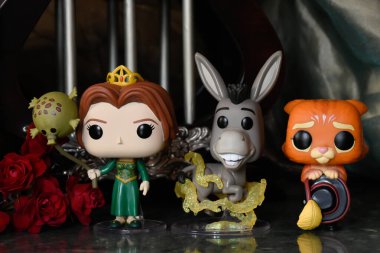 Animasyon filmi Shrek 'ten Prenses Fiona, Eşek ve Çizmeli Kedi' nin aksiyon figürleri. Muhteşem saray, sütunlar, kırmızı güller, tente, mermer zemin.