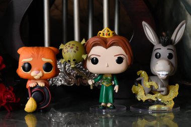 Çizmeli Kedi 'nin Funko Pop aksiyon figürleri, animasyon filmi Shrek' ten Prenses Fiona ve Eşek. Muhteşem saray, sütunlar, kırmızı güller, tente, mermer zemin.