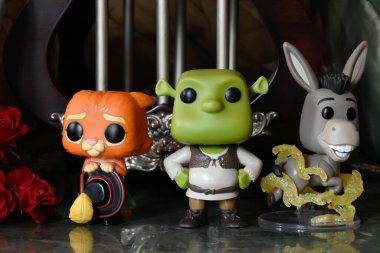 Çizmeli Kedi, Ogre Shrek ve Eşek 'in popüler animasyon filmlerindeki Funko Pop aksiyon figürleri. Sütunları, kırmızı gülleri, mermer zemini olan muhteşem bir saray..