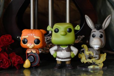 Çizmeli Kedi, Ogre Shrek ve Eşek 'in popüler animasyon filmlerindeki Funko Pop aksiyon figürleri. Sütunları, kırmızı gülleri, mermer zemini olan muhteşem bir saray..