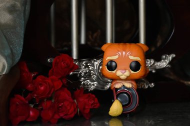 Popüler animasyon filmi Shrek 'in tüylü şapkasıyla Çizmeli Kedi' nin aksiyon figürü. Sütunları, kırmızı gülleri, yeşil gölgelikleri olan muhteşem bir saray..