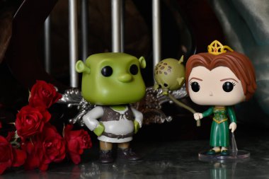 Popüler animasyon filmlerinden Ogre Shrek ve Prenses Fiona 'nın aksiyon figürleri. Sütunları, kırmızı gülleri, yeşil gölgeliği, mermer zemini olan muhteşem bir saray..