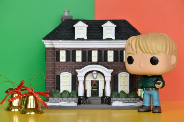 Funko Pop Town aksiyon figürü Kevin ve McCallister Home with komedi filmi Home Alone. Noel çanları, renkli hediye paketleri..