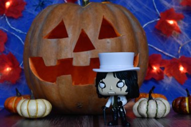 Popüler hard rock şarkıcısı Alice Cooper 'ın Funko Pop aksiyon figürü. Cadılar Bayramı, Jack o fener, örümcek ağı, balkabağı, yapraklar.