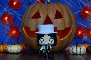 Popüler hard rock şarkıcısı Alice Cooper 'ın Funko Pop aksiyon figürü. Cadılar Bayramı, Jack o fener, örümcek ağı, balkabağı, yapraklar.