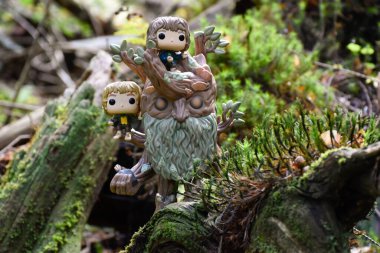 Fantezi filmi The Lord of the Rings 'den Merry ve Pippin ile Ağaçsakal' ın aksiyon figürü. Muhteşem yoğun orman, yeşil yosun..