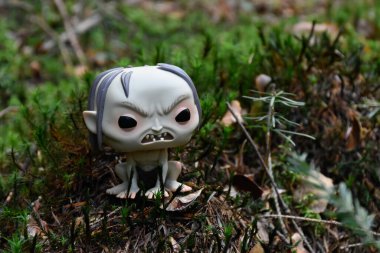 Gollum 'un fantezi filmi Yüzüklerin Efendisi' ndeki Funko Pop figürü. Muhteşem yoğun orman, yeşil yosun, kasvetli, karanlık, gizemli yer..