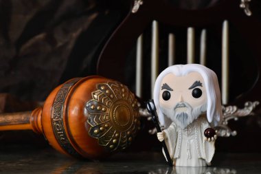 Kara büyücü Beyaz Saruman 'ın fantezi filmi Yüzüklerin Efendisi' ndeki Funko Pop aksiyon figürü. Kadim güç topuzu silahı, sütunlar, karanlık saray.