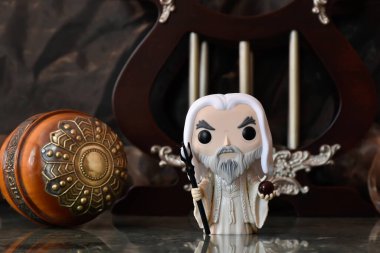 Kara büyücü Beyaz Saruman 'ın fantezi filmi Yüzüklerin Efendisi' ndeki Funko Pop aksiyon figürü. Kadim güç topuzu silahı, sütunlar, karanlık saray.
