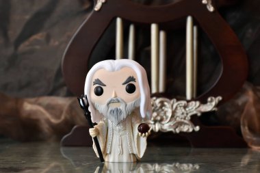 Kara büyücü Beyaz Saruman 'ın fantezi filmi Yüzüklerin Efendisi' ndeki Funko Pop aksiyon figürü. Karamsar dekorasyonlar, sütunları olan antik saraylar..