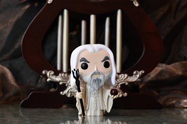 Kara büyücü Beyaz Saruman 'ın fantezi filmi Yüzüklerin Efendisi' ndeki Funko Pop aksiyon figürü. Karamsar dekorasyonlar, sütunları olan antik saraylar..
