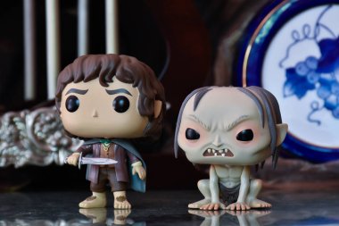 Fantezi filmi Yüzüklerin Efendisi 'ndeki Frodo ve Gollum' un aksiyon figürleri. Sütunları, klasik porselen mavi fıçısı olan eski bir saray..