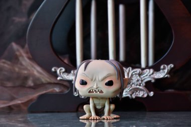Gollum 'un fantezi filmi Yüzüklerin Efendisi' ndeki Funko Pop figürü. Sütunları, kasvetli arka planı, yansıması olan karanlık antik saray..