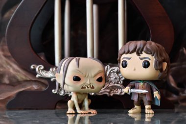 Gollum ve Frodo 'nun fantezi filmi Yüzüklerin Efendisi' ndeki Funko Pop aksiyon figürleri. Köşe yazıları ve dengesiz bir geçmişi olan karanlık antik saray..