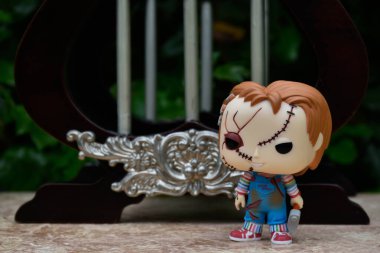 Popüler korku filmleri Çocuk Oyunu 'ndaki Chucky Seri Katil Bebek' in Funk Pop aksiyon figürü. Sütunlu minyatür saray. 