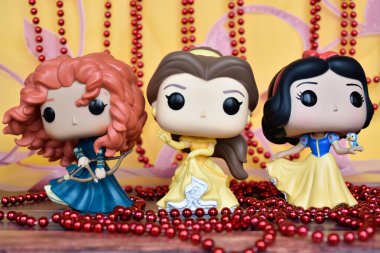 Disney Prensesi Merida (Cesur), Belle (Güzel ve Çirkin) ve Pamuk Prenses 'in aksiyon figürleri. Pembe perde, kırmızı kolye, muhteşem saray.
