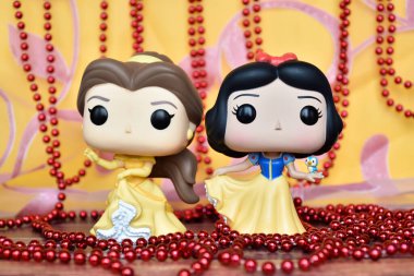 Disney Prensesi Belle (Güzel ve Çirkin) ve Pamuk Prenses 'in aksiyon figürleri. Pembe perde, kırmızı kolye, muhteşem saray.