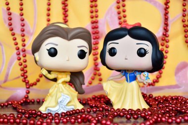 Disney Prensesi Belle (Güzel ve Çirkin) ve Pamuk Prenses 'in aksiyon figürleri. Pembe perde, kırmızı kolye, muhteşem saray.