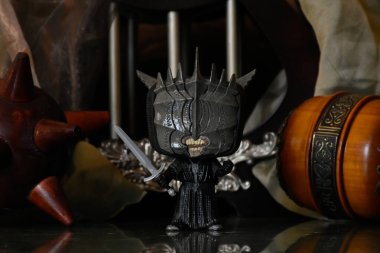 Sauron 'lu Mouth of Sauron' un fantezi filmi Yüzüklerin Efendisi 'ndeki Funko Pop figürü. Kadim güç topuzu silahı, sütunlar, karanlık kale.