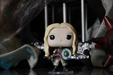 Eowyn 'in Funko Pop aksiyon figürü, Rohan' ın asil kadını, Yüzüklerin Efendisi adlı fantezi filmindeki bakire. Antik kale, yansıma zemini, sütunlar.
