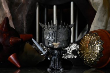 Sauron 'lu Mouth of Sauron' un fantezi filmi Yüzüklerin Efendisi 'ndeki Funko Pop figürü. Kadim güç topuzu silahı, sütunlar, karanlık kale.