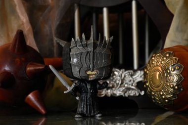 Sauron 'lu Mouth of Sauron' un fantezi filmi Yüzüklerin Efendisi 'ndeki Funko Pop figürü. Kadim güç topuzu silahı, sütunlar, karanlık kale.