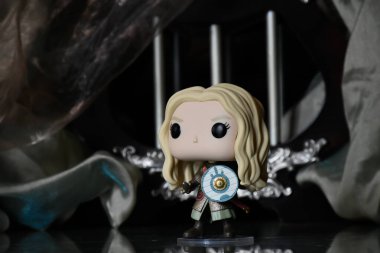 Eowyn 'in Funko Pop aksiyon figürü, Rohan' ın asil kadını, Yüzüklerin Efendisi adlı fantezi filmindeki bakire. Antik kale, yansıma zemini, sütunlar.