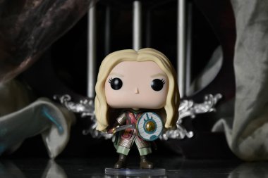Eowyn 'in Funko Pop aksiyon figürü, Rohan' ın asil kadını, Yüzüklerin Efendisi adlı fantezi filmindeki bakire. Antik kale, yansıma zemini, sütunlar.