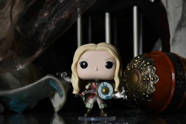 Eowyn 'in Funko Pop aksiyon figürü, Rohan' ın asil kadını, Yüzüklerin Efendisi adlı fantezi filmindeki bakire. Antik kale, güç topuzu silahı, kolonlar..
