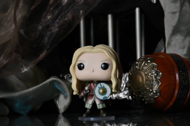 Eowyn 'in Funko Pop aksiyon figürü, Rohan' ın asil kadını, Yüzüklerin Efendisi adlı fantezi filmindeki bakire. Antik kale, güç topuzu silahı, kolonlar..