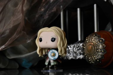 Eowyn 'in Funko Pop aksiyon figürü, Rohan' ın asil kadını, Yüzüklerin Efendisi adlı fantezi filmindeki bakire. Antik kale, güç topuzu silahı, kolonlar..