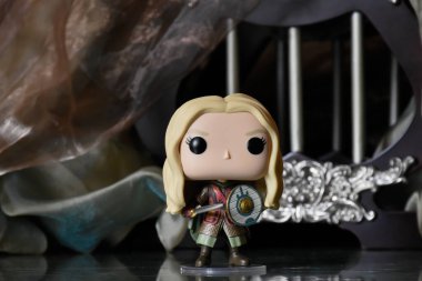 Eowyn 'in Funko Pop aksiyon figürü, Rohan' ın asil kadını, Yüzüklerin Efendisi adlı fantezi filmindeki bakire. Antik kale, yansıma zemini, sütunlar.