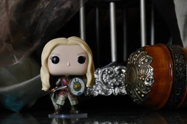 Eowyn 'in Funko Pop aksiyon figürü, Rohan' ın asil kadını, Yüzüklerin Efendisi adlı fantezi filmindeki bakire. Antik kale, güç topuzu silahı, kolonlar..