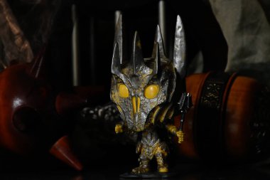 Yüzüklerin Efendisi filmindeki Karanlık Lord Sauron 'un aksiyon figürü Funko Pop. Kadim güç topuzu silahı, sütunlar, karanlık kale.