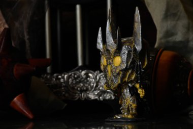 Yüzüklerin Efendisi filmindeki Karanlık Lord Sauron 'un aksiyon figürü Funko Pop. Kadim güç topuzu silahı, sütunlar, karanlık kale.