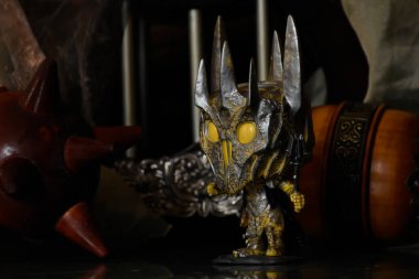 Yüzüklerin Efendisi filmindeki Karanlık Lord Sauron 'un aksiyon figürü Funko Pop. Kadim güç topuzu silahı, sütunlar, karanlık kale.