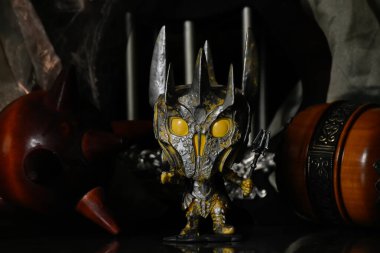 Yüzüklerin Efendisi filmindeki Karanlık Lord Sauron 'un aksiyon figürü Funko Pop. Kadim güç topuzu silahı, sütunlar, karanlık kale.