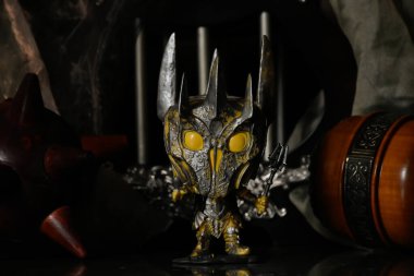 Yüzüklerin Efendisi filmindeki Karanlık Lord Sauron 'un aksiyon figürü Funko Pop. Kadim güç topuzu silahı, sütunlar, karanlık kale.