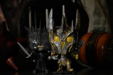 Karanlık Lord Sauron ve Yüzüklerin Efendisi 'ndeki Sauron Ağzı' nın aksiyon figürleri. Kadim güç topuzu silahı, sütunlar, karanlık kale.